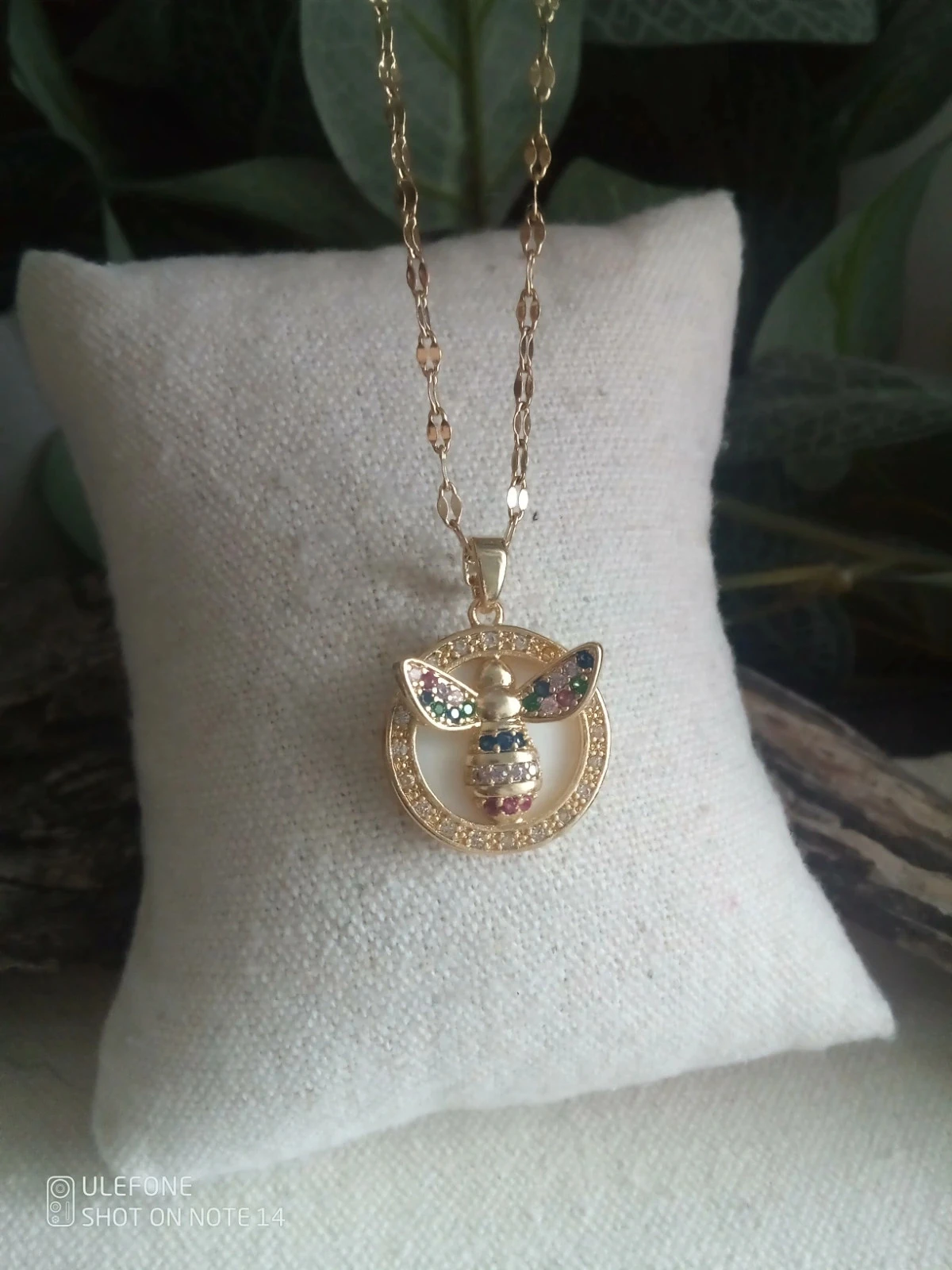 Collier abeille sur disque de nacre naturelle